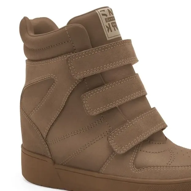 Detalhe lateral do tênis sneaker feminino Ramarim marrom com acolchoamento no tornozelo